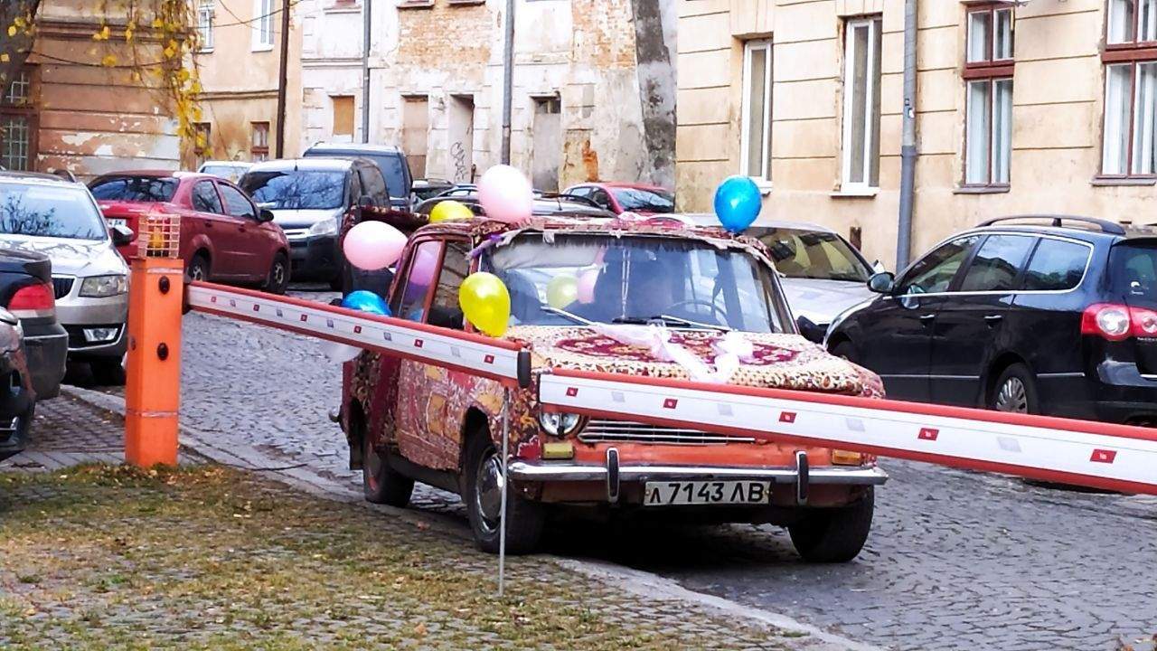 Львів'янин повністю оббив свою автівку килимами: кумедні фото 