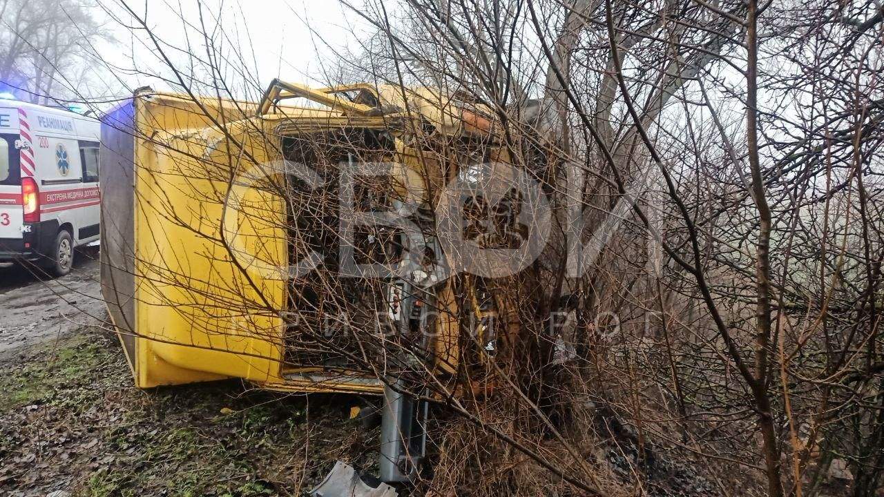 Машина перекинулася: на Дніпропетровщині вантажівка влетіла в зупинку та розтрощила її