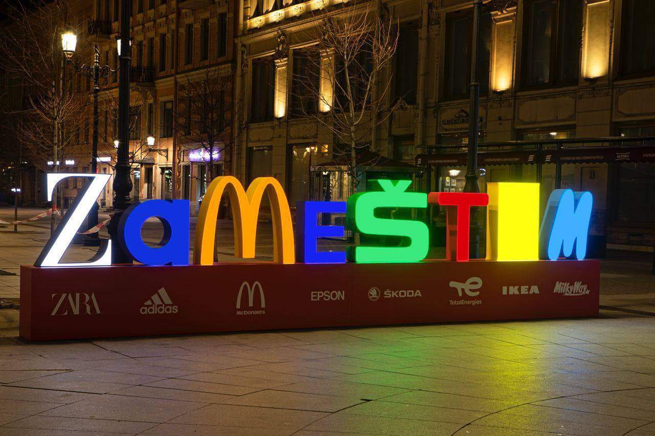 У Петербурзі встановили 8-метровий напис ZAMESTIM з перших літер брендів, що залишили Росію