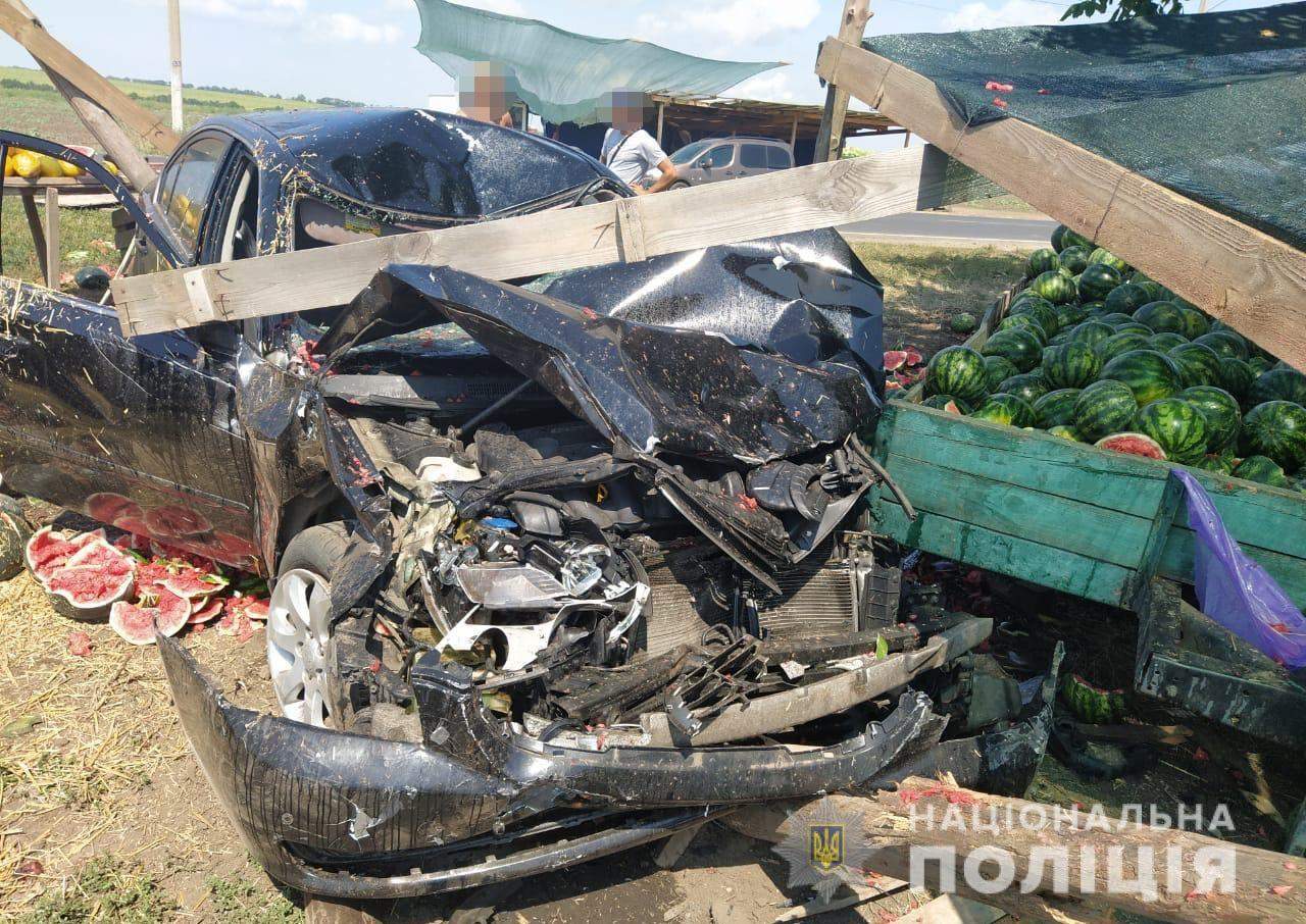 Авто знесло точку з кавунами на Одещині
