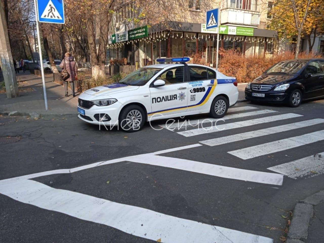 У Києві поліція припаркувалася на зебрі, авто помітили на Печерську