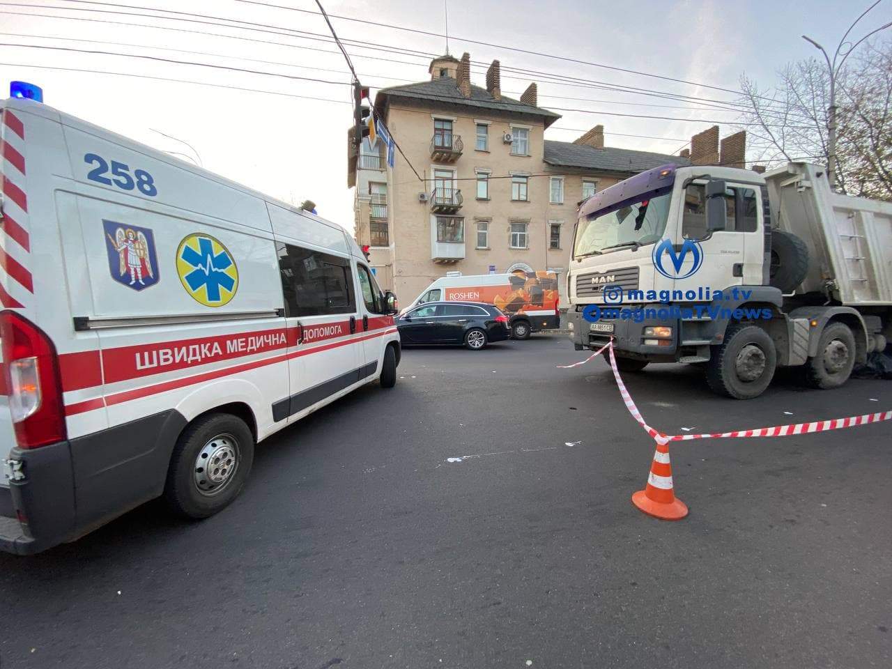 Аварія в Києві, вантажівка переїхала жінку на вулиці Будівельників