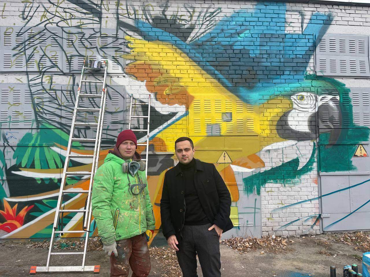 Мурал на Оболоні, Віталій Гідеван намалював папугу ару на стінах трансформатора