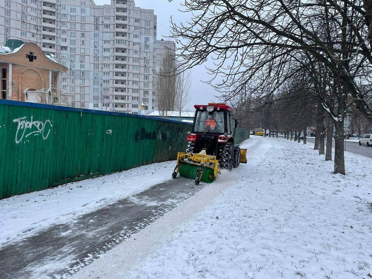 Снігоочисна техніка виїхала на вулиці Києва
