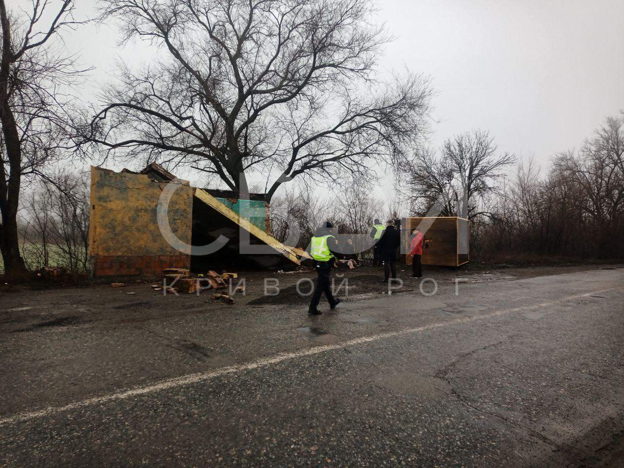 Машина перекинулася: на Дніпропетровщині вантажівка влетіла в зупинку та розтрощила її