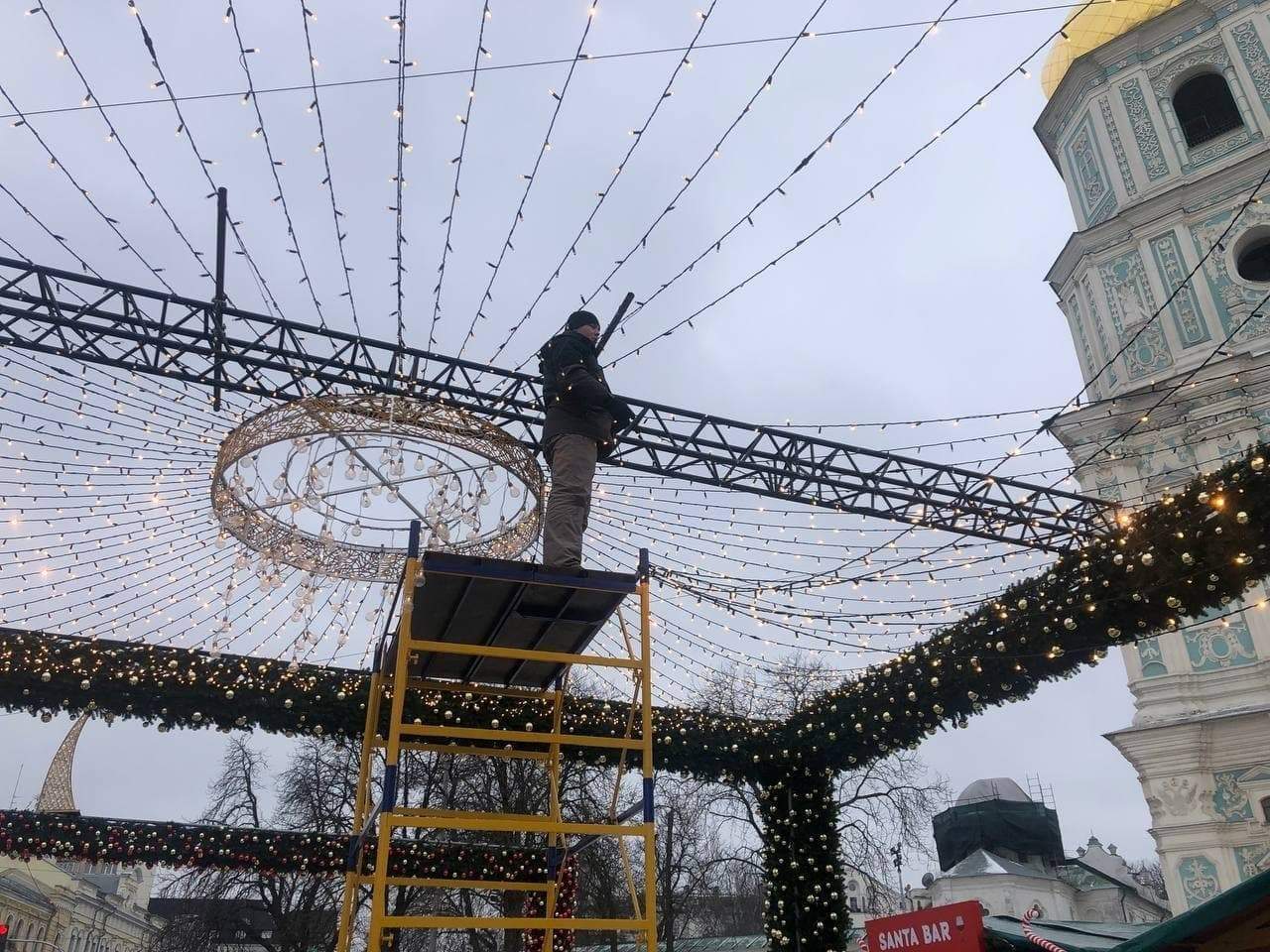 Ялинка на Софійській площі, у Києві почали розбирати новорічне містечко   