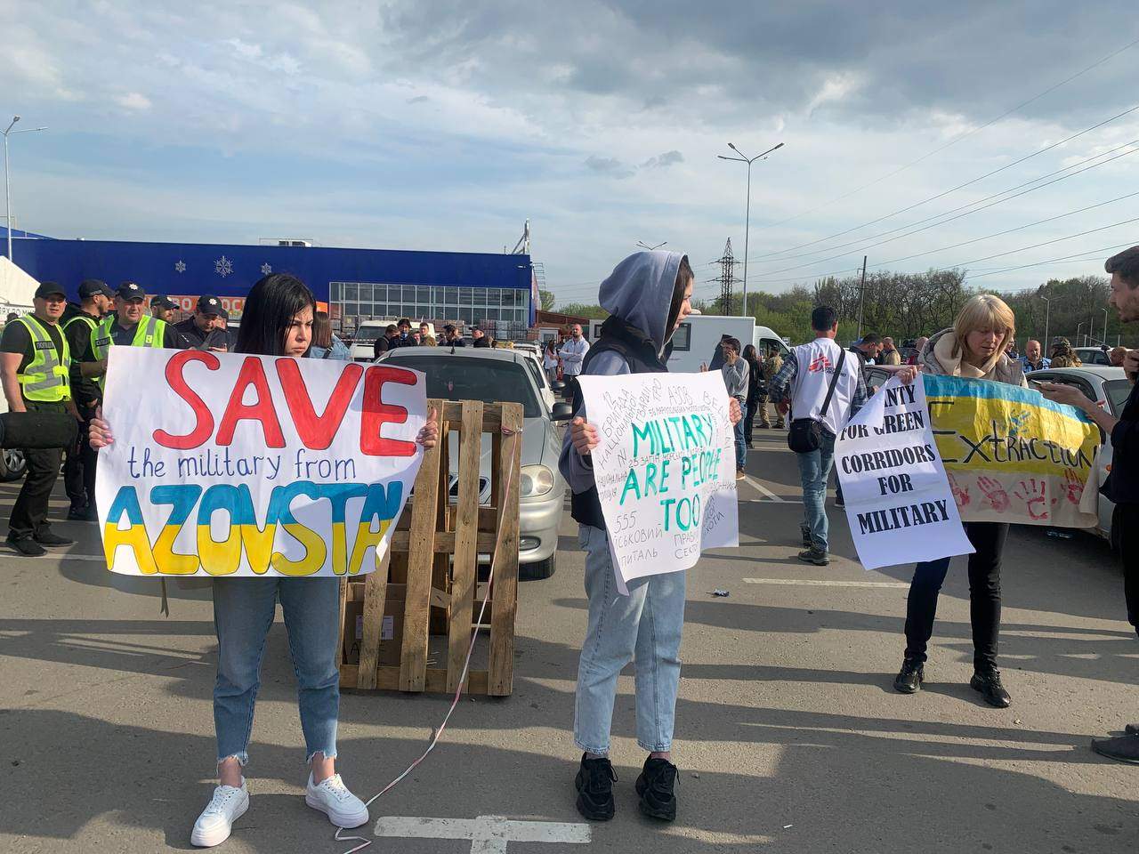 Друзья и родственники военных просят спасти защитников Мариуполя