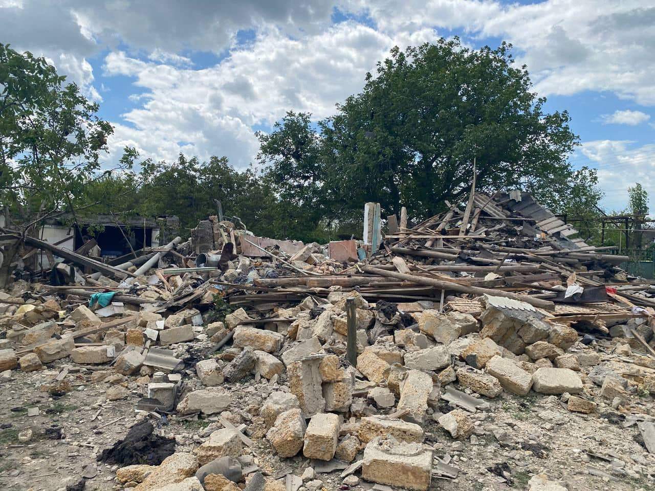В Николаевской области россияне уничтожили дом и ранили людей