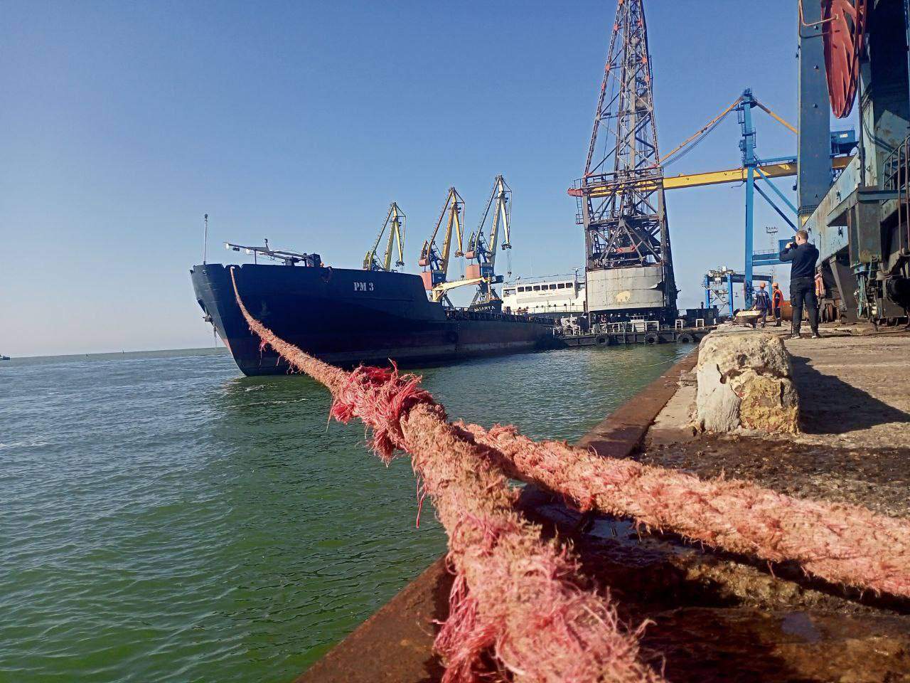 Оккупанты начали первую нагрузку металлопроката из Мариупольского порта