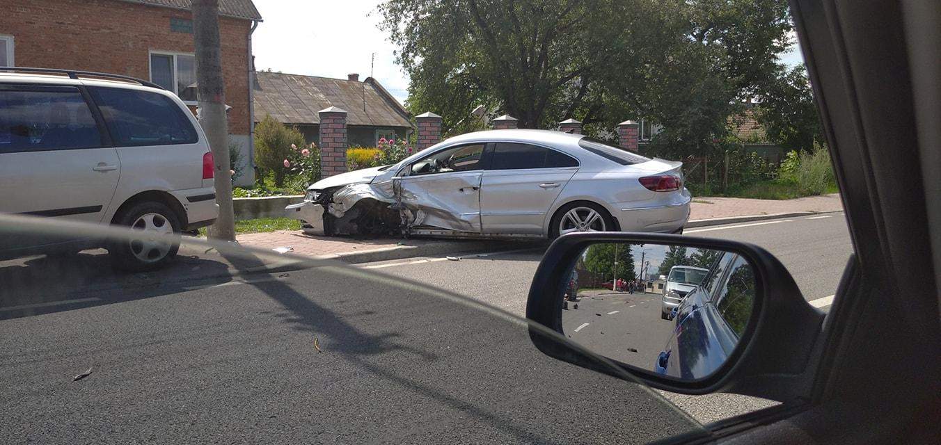 Автівки розкидало у різні боки: на Львівщині шкільний автобус потрапив у жахливу ДТП