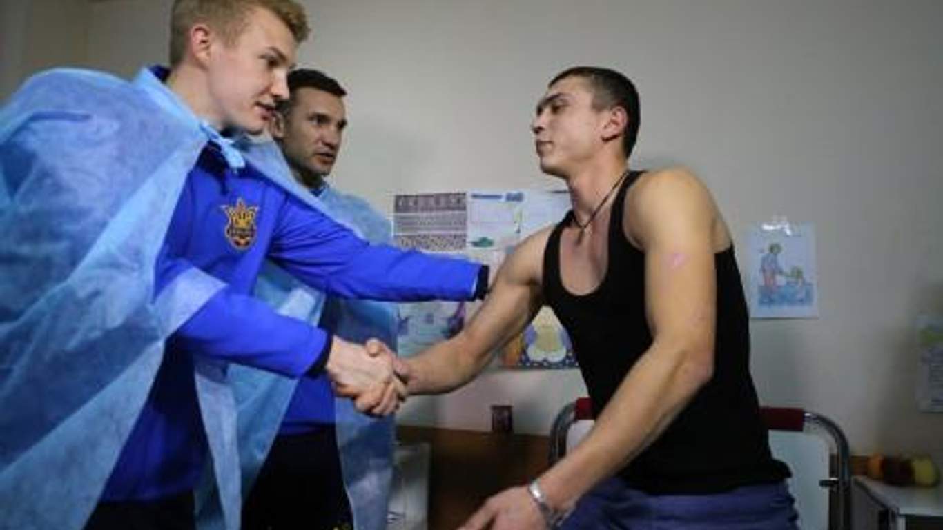 Сборная Украины по футболу посетила бойцов АТО в госпитале ...