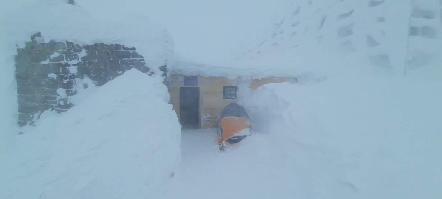 Карпати замело снігом, рятувальники просять утриматися від походів у гори
