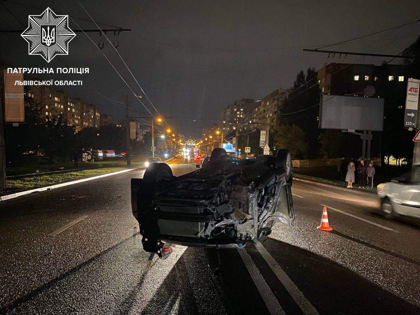 У Львові водій Honda врізався в електроопору і перекинувся на дах: моторошне відео