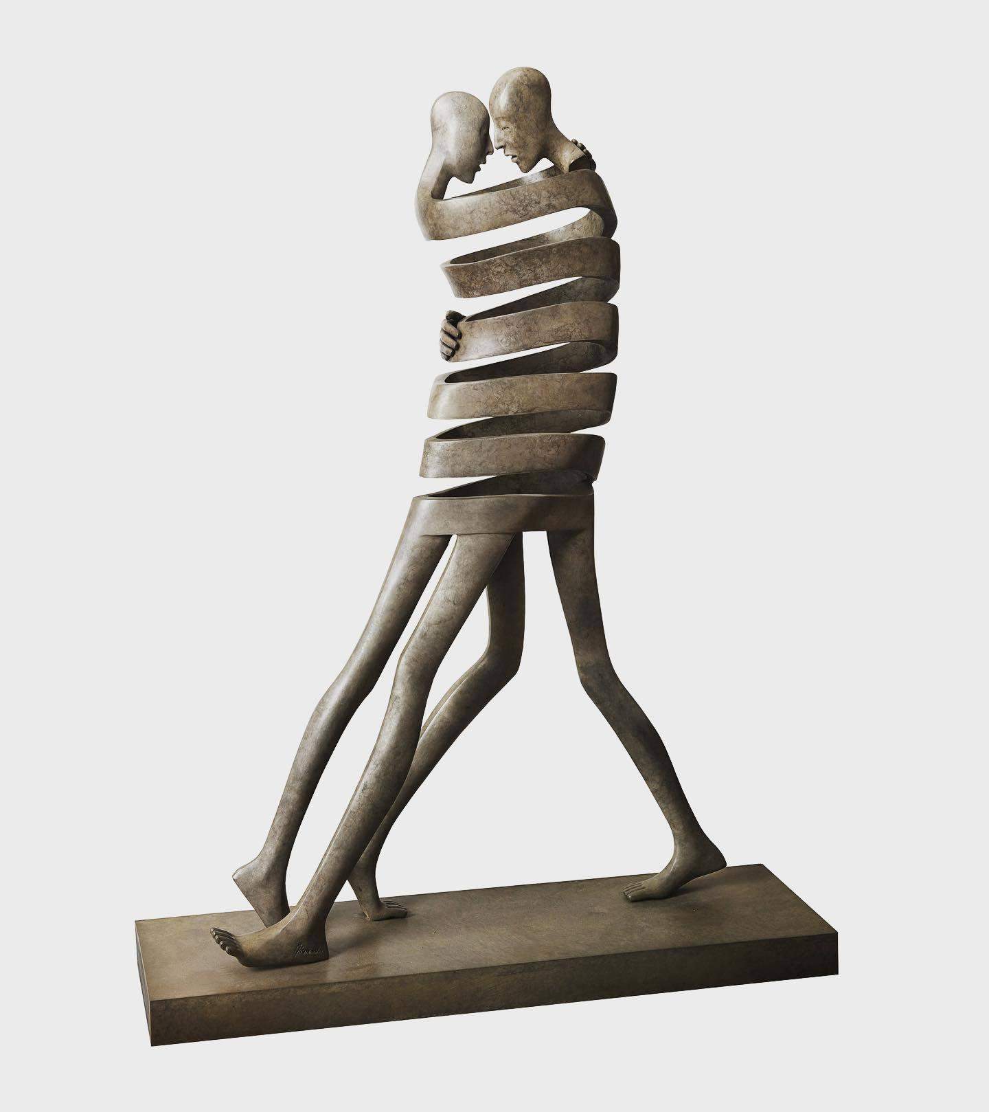 Escultor crea esculturas de bronce dinámicas: fotos de figuras asombrosas
