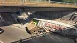 В Киеве грузовик развалился в ДТП: мог упасть с моста – видео