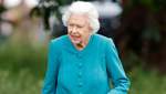 Королева Елизавета II ошеломила образом в бирюзовом пальто и солнцезащитных очках: фото