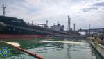Сбросил в море тонны пальмового масла: члену иностранного судна сообщили о подозрении