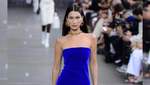 Белла Хадид ошеломила образами в синих платьях на показе Off-White: роскошные фото