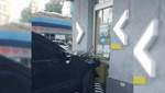 В Харькове внедорожник столкнулся с мусоровозом и влетел в аптеку: видео
