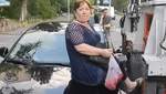 В Киеве женщина залезла на капот авто, чтобы его не забрал эвакуатор: видео