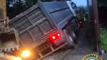 В Киеве под землю провалились трактор и грузовик с прицепом: видео
