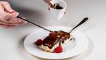 Для любителей сладкого: рецепт диетической творожной запеканки с шоколадным соусом