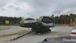 Отработали спецоперацию: в России посреди трассы перевернулся танк – курьезные видео