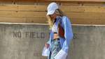 Эльза Хоск отправилась на прогулку в голубой рубашке и бейсболке: модный образ
