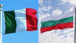 Переплутали з італійським: розлючені англійські фанати зірвали болгарський прапор з посольства