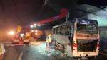 В Италии водитель успел высадить 25 детей из автобуса, который вспыхнул и сгорел дотла: видео