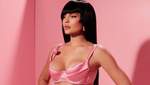 Кайли Дженнер выпятила пышную грудь в розовом лифе: горячий кукольный образ