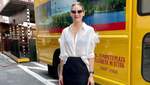 Оливия Палермо вышла на улицу Нью-Йорка в стильной рубашке и длинной юбке: фото