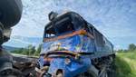 На Закарпатье поезд врезался в грузовик: жуткие фото