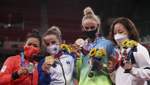 Белодед наградили медалью Олимпийских игр-2020: фото