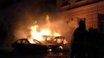 Огонь уничтожил три автомобиля: пожар возле медуниверситета во Львове – видео