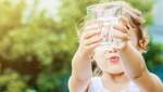 Сколько жидкости ребенок должен пить в жару: какие напитки нельзя давать