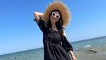 Соломия Витвицкая в черном платье позировала на берегу моря: атмосферные кадры