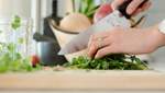 10 лайфхаков, которые пригодятся вам на кухне: секреты кулинарного эксперта
