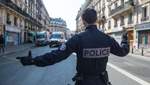 В Париже водители машины въехал в террасу кафе и скрылся: есть жертвы