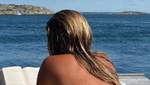 Окрашенные волосы в отпуске: как защитить цвет локонов от солнца и соленой воды