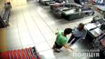 В Киеве молодой человек жестко избил пожилого охранника супермаркета: видео