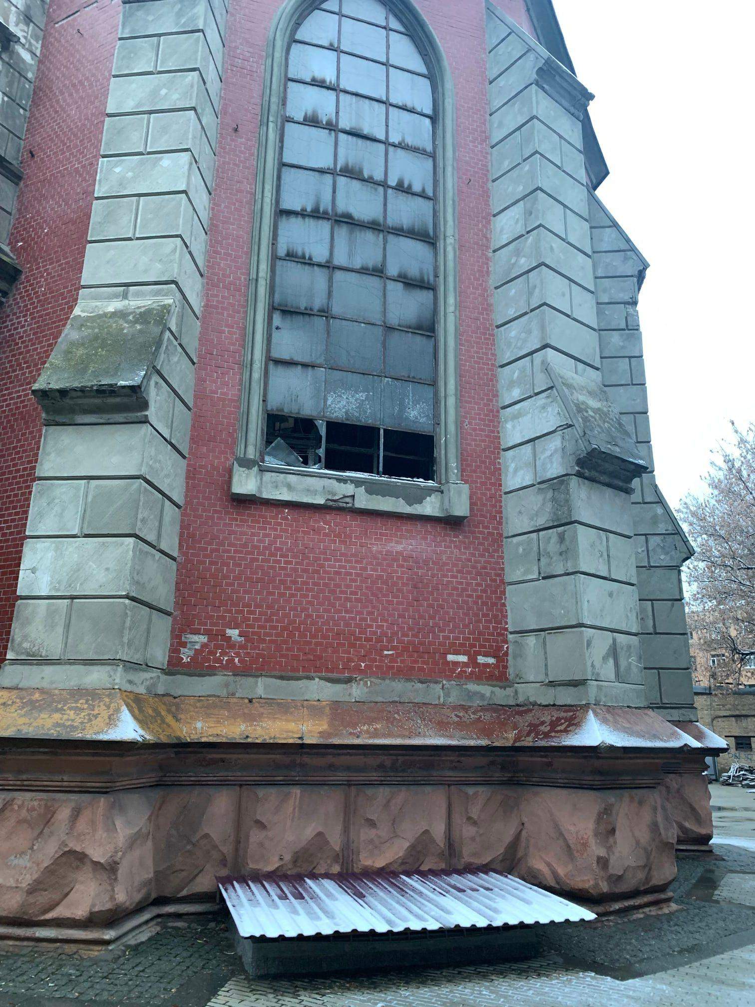 розбиті вікна костелу святого Миколая