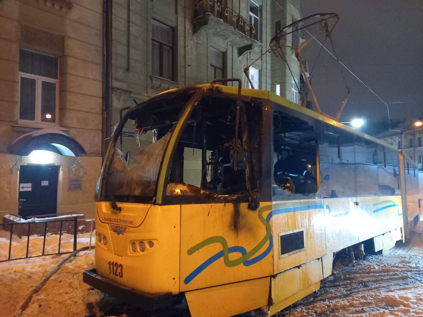 У Львові під час руху загорілись автобус та трамвай: фото і відео