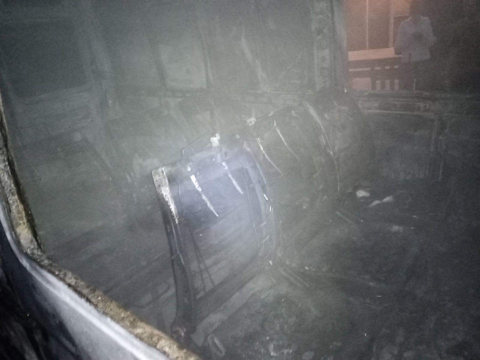 Залишився лише кузов: на Львівщині вщент згорів мікроавтобус – фото