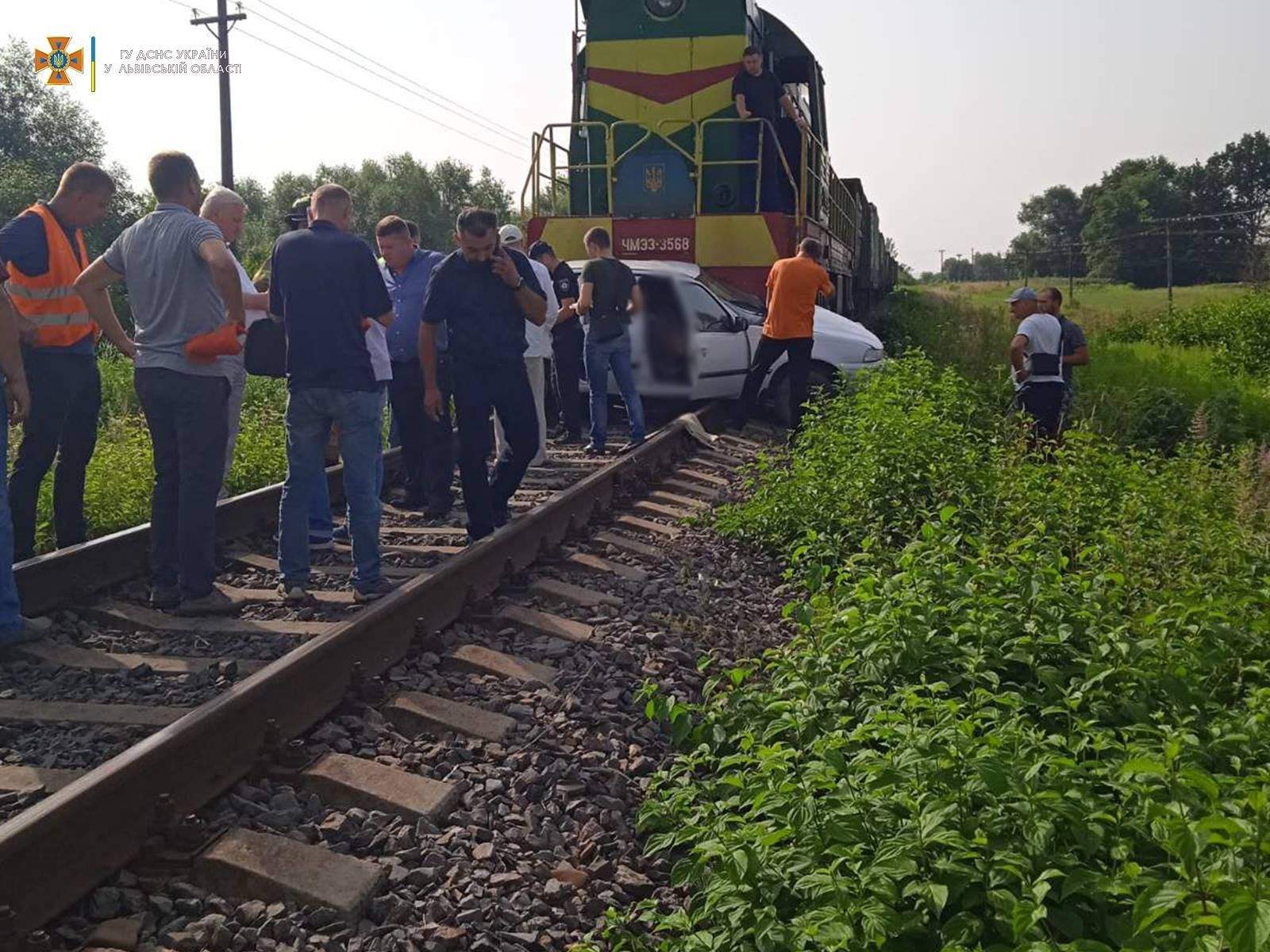 На Львівщині вантажний потяг протаранив легковик: загинула водійка – фото