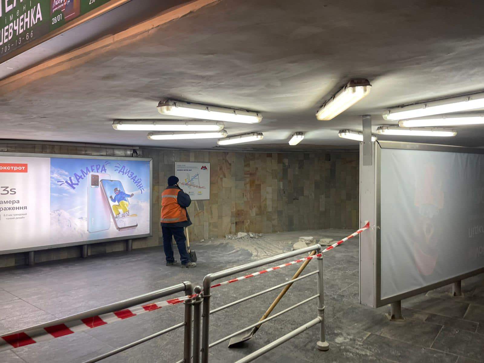 При вході на станцію Харківського метрополітену обвалилася стеля