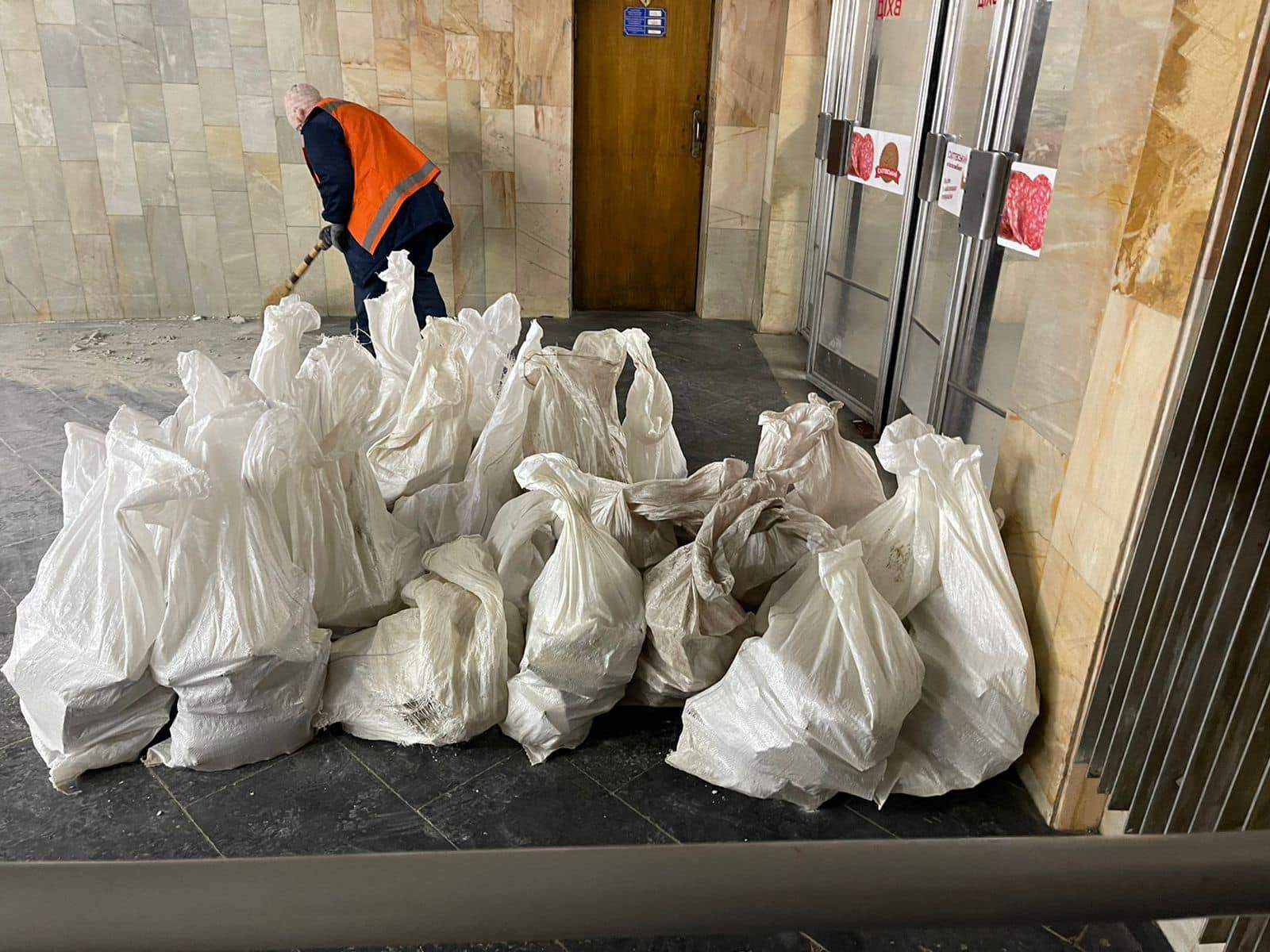 Комунальники прибирають штукатурку, що впала зі стелі в метро Харкова