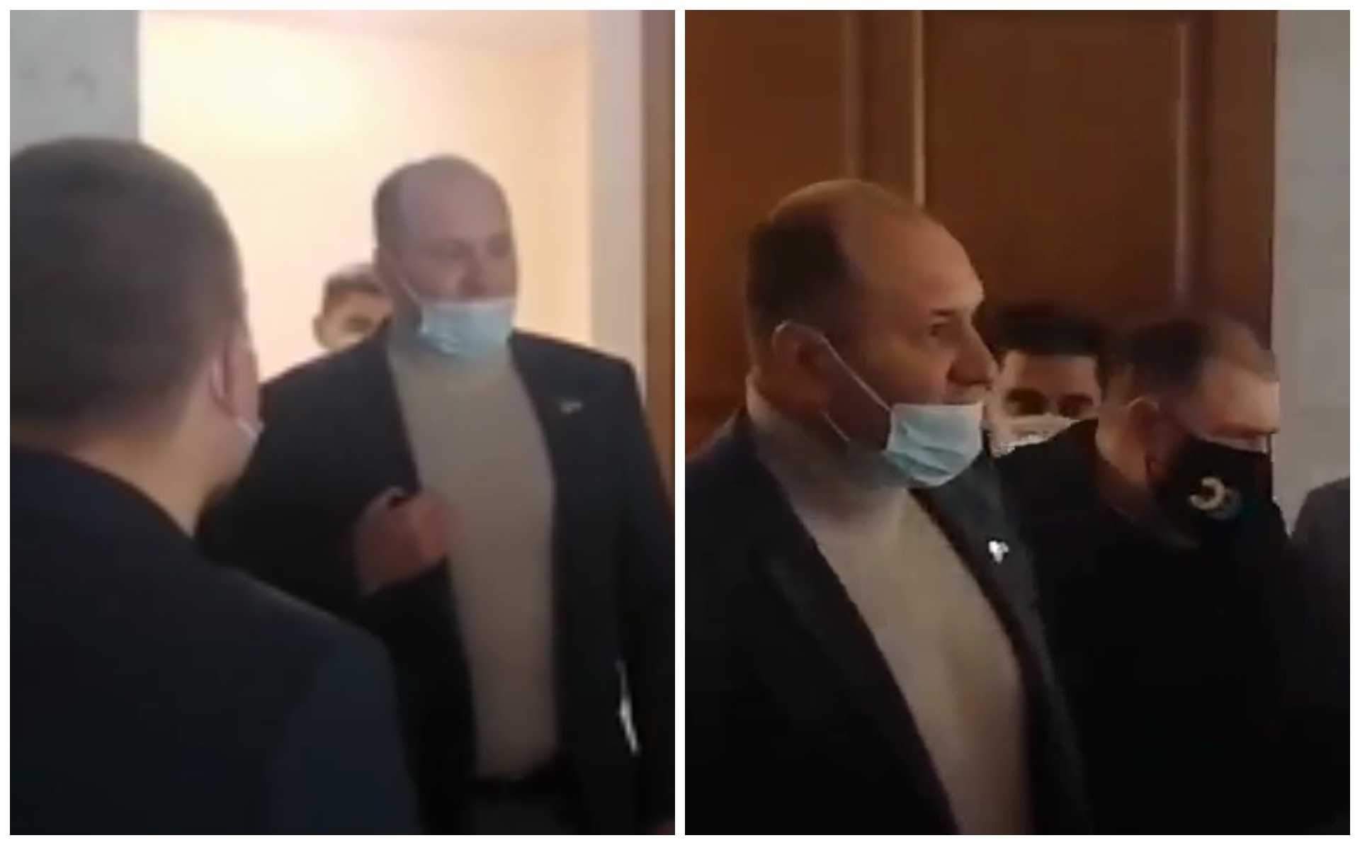 невакцинований депутат проривається на засідання в Одесі