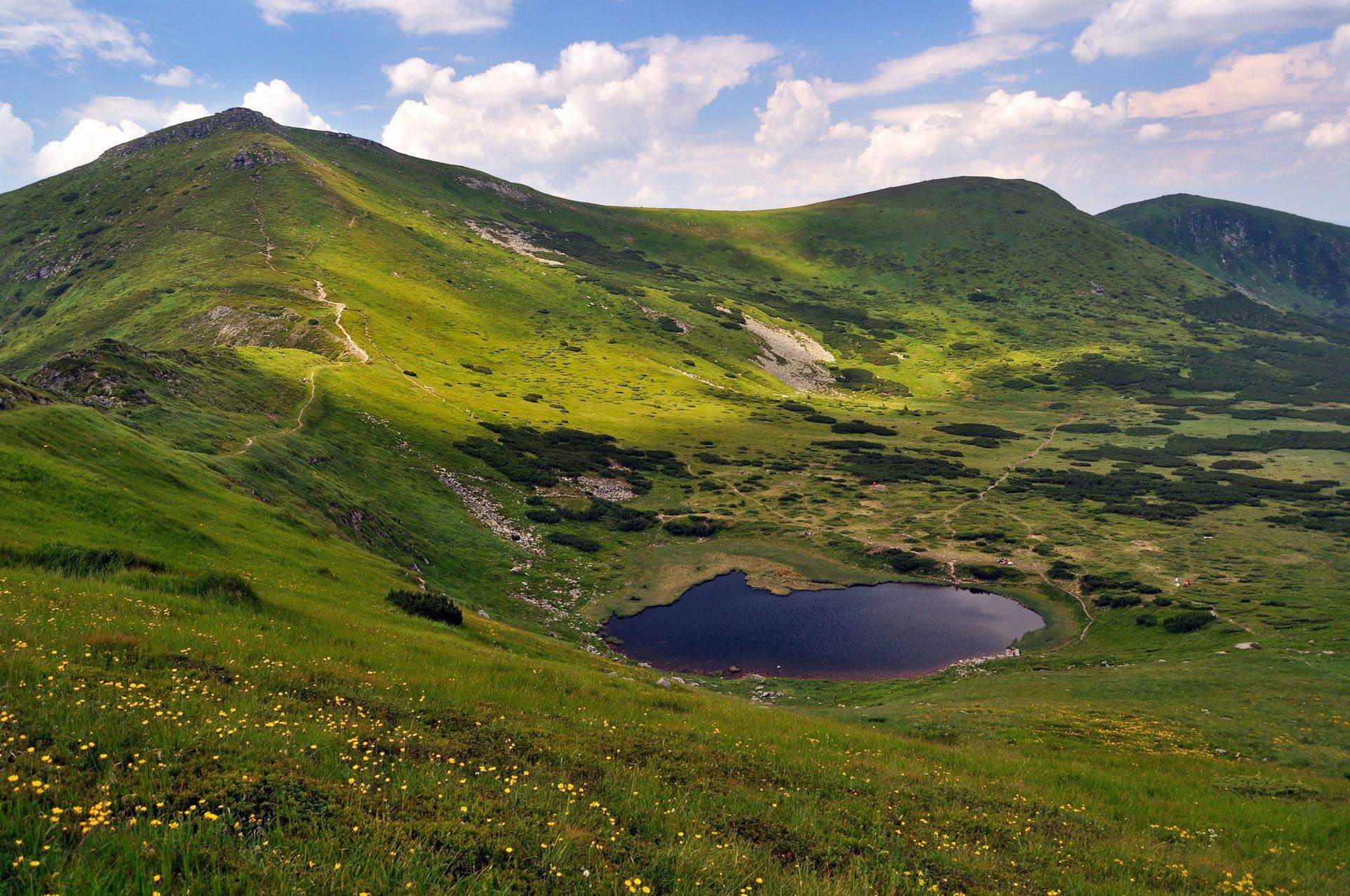 Озеро Несамовите у підніжжі гори Туркул