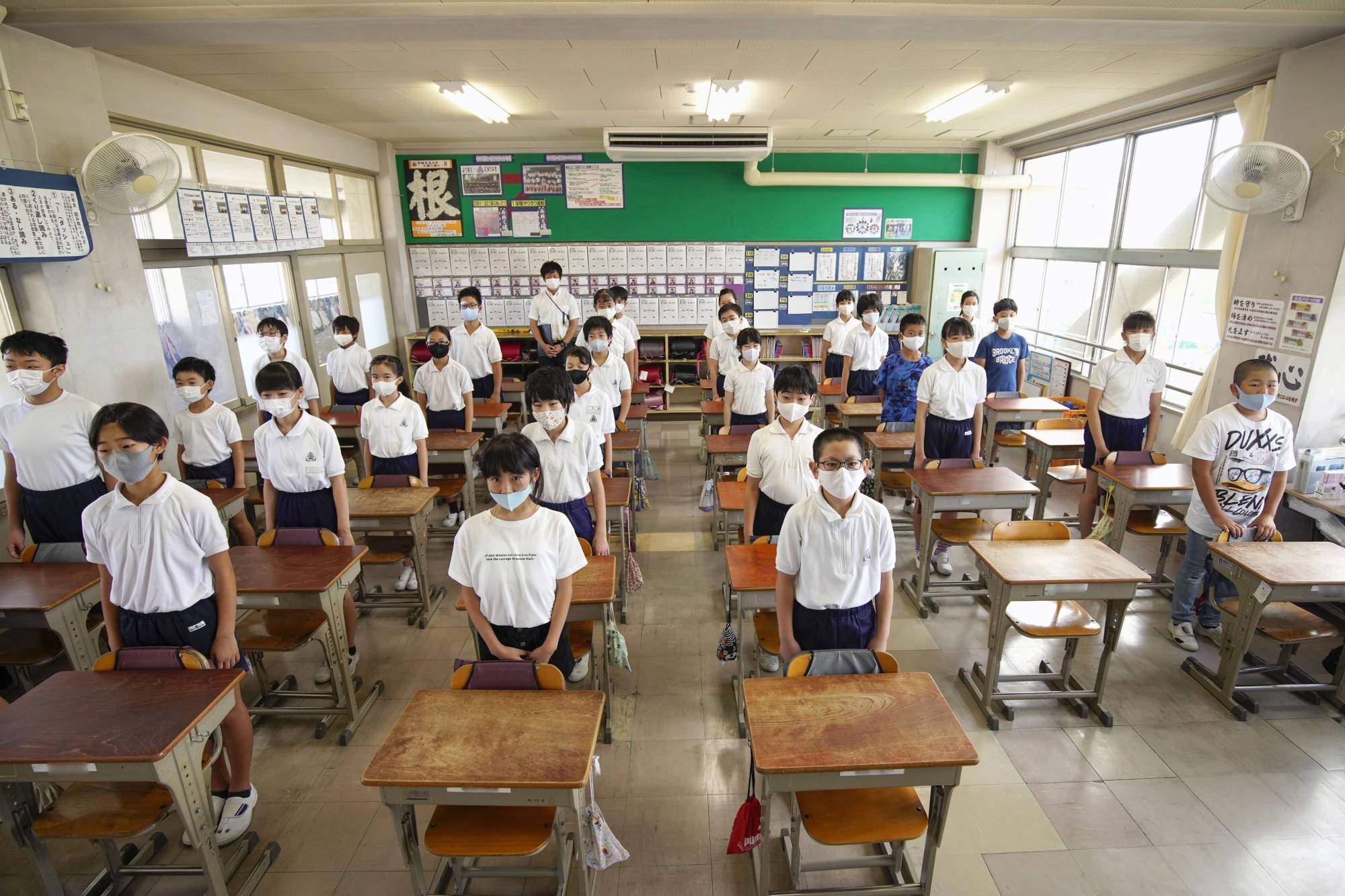 Япония школа здание и ученики